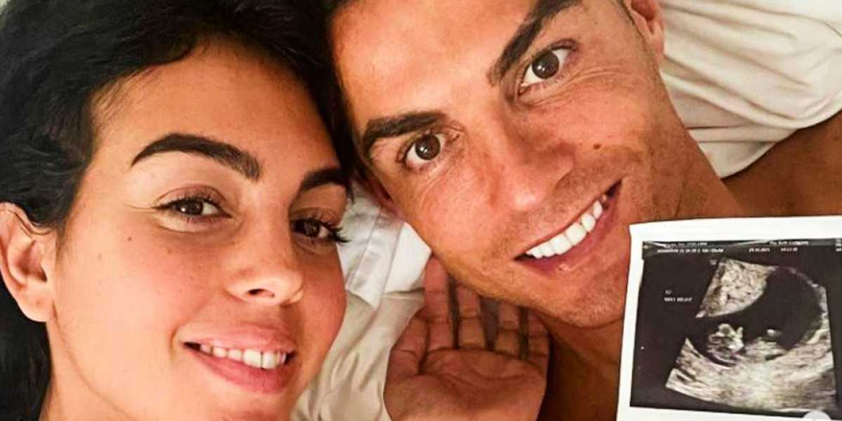 Cristiano Ronaldo pose au lit avec Georgina Rodriguez alors que le couple de choc annonce qu'il attend des jumeaux