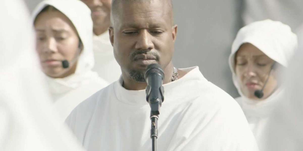Kanye West se rase les sourcils après sa boule à zéro