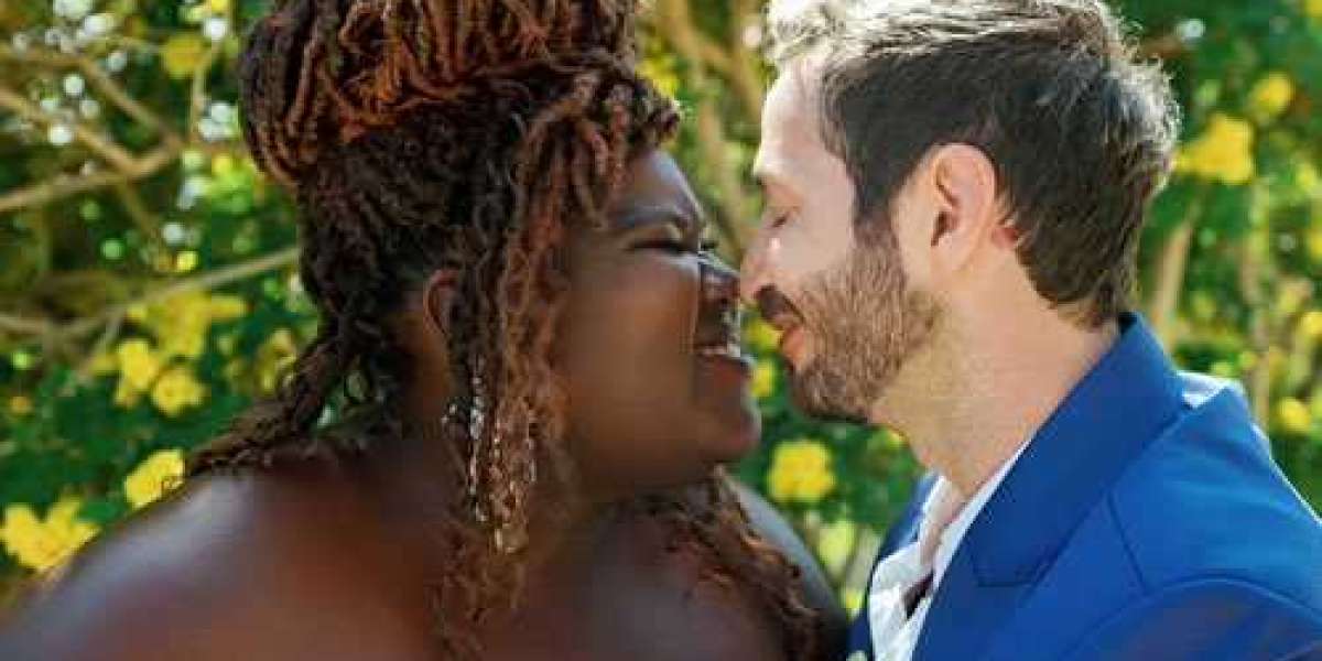 L'actrice Gabourey Sidibe et son fiancé Brandon Frankel illuminent Brides