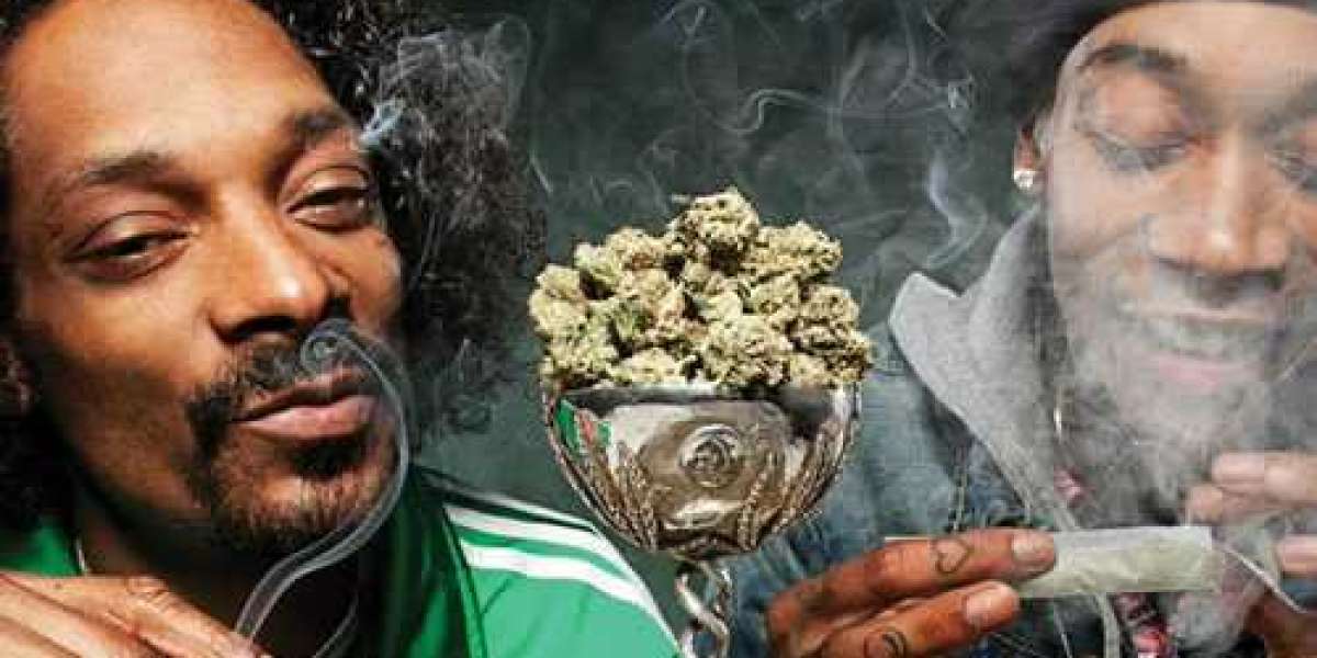Snoop Dogg augmente le salaire de son "rouleur de joints"