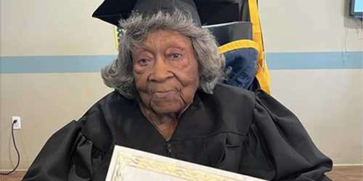 Une femme de 90 ans du Mississippi entre dans l'histoire en obtenant son GED