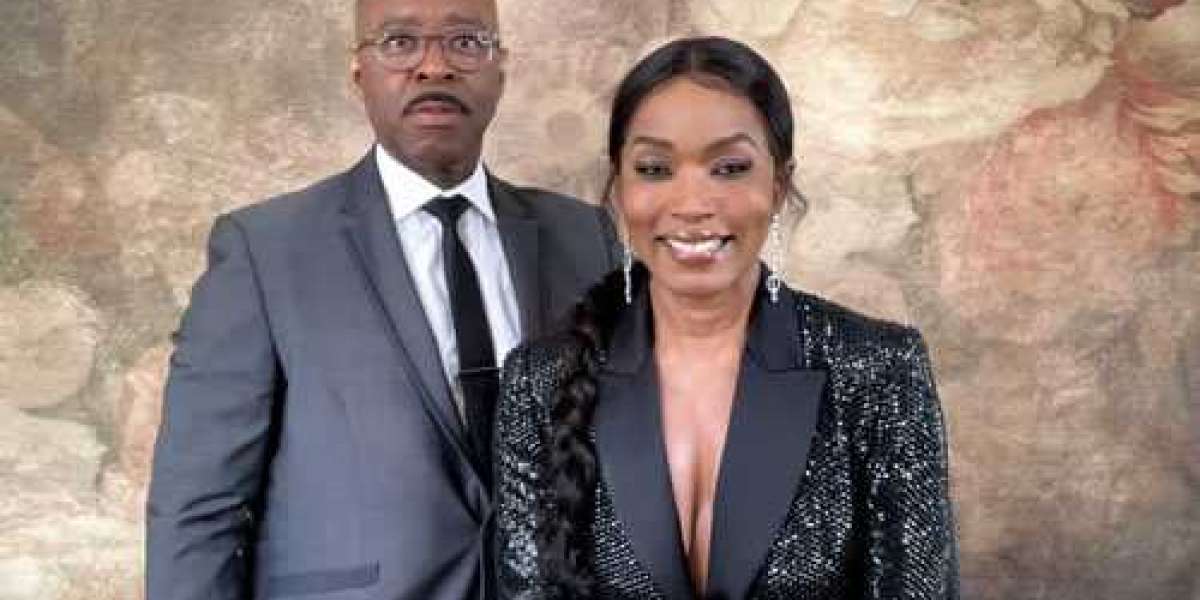 Angela Bassett et Courtney B. Vance célèbrent leur 25e anniversaire de mariage