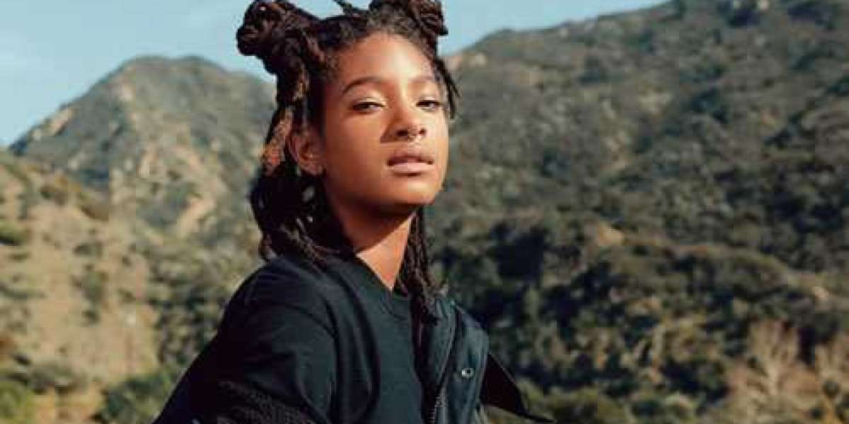 Willow Smith explique pourquoi elle aime le cliché de la "femme noire en colère"