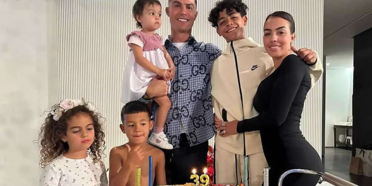Photo de famille Cristiano Ronaldo: Les fesses de Georgina "retouchées"