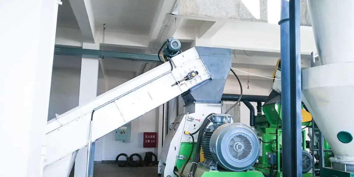 What are the safety measures or precautions to be taken while operating a wood hammer machine?