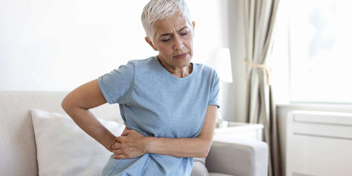 Can bruised ribs cause abdominal swelling? Why?