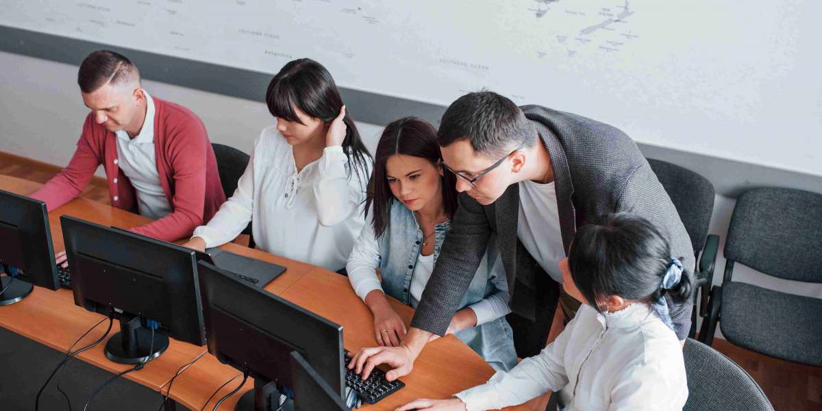 Azure Solution Architect Certification in Oman: AZ-305 Course Guide